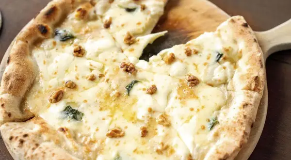 Pizza 4 Fromages: Ma Recette Ultime pour un Goût Pro à la Maison