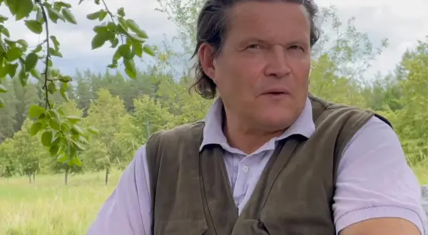 Per Morberg i en grön väst, kanske redo för inspelning av filmer och tv-program.