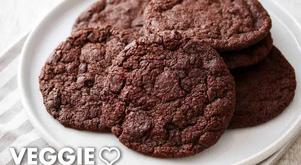 Saftige, schokoladige vegane Kekse auf einem Teller. Perfekt für alle, die auf tierische Produkte verzichten möchten.