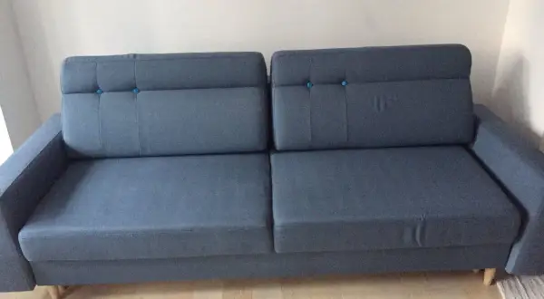 Szary, dwuosobowy mebel wypoczynkowy, idealny do czyszczenia foteli.