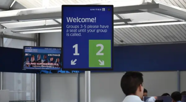 Tablica informacyjna na lotnisku United. Grupy 3-5 proszone są o oczekiwanie na boarding.