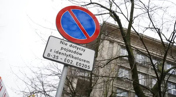 Znak zakazu parkowania z tabliczką informującą, że nie dotyczy pojazdów z identyfikatorami B-35 – E02, E0205.