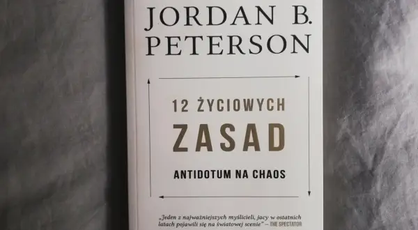 Okładka książki Jordana B. Petersona "12 życiowych zasad". Antidotum na chaos, które pomaga uporządkować życie.