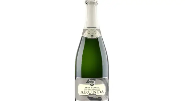 Bottiglia di spumante Arlunda Brut Nature Metodo Classico Zero. Il brut nature significato indica un vino secco, senza zuccheri aggiunti.