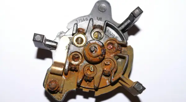 Composant électrique rouillé, probablement la cause du clignotant remorque ne fonctionne pas.