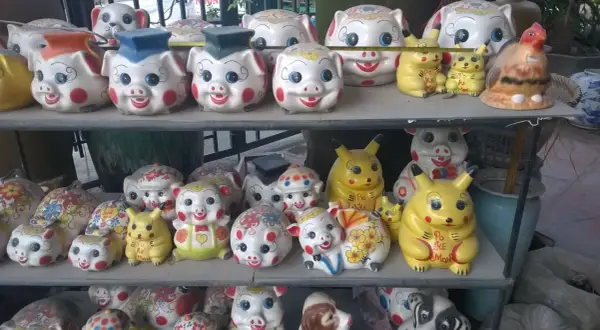 Urocze pamiątki z Wietnamu: ceramiczne świnki i Pokemony w jaskrawych kolorach, ozdobione kwiatami i zabawnymi wzorami.