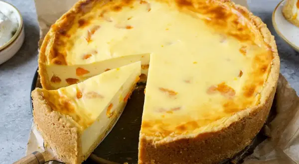 Ein saftiger Mandarinen Schmand Kuchen mit einem knusprigen Boden und fruchtigen Mandarinenstücken. Perfekt für jeden Anlass.