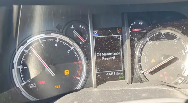 Toyota: "Oil maintenance required" oznacza, że czas na wymianę oleju. Przebieg 44813 mil.