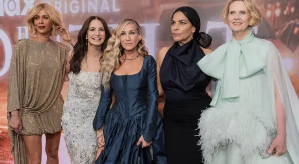 Die Darstellerinnen von "And just like that" Staffel 4 glänzen in glamourösen Outfits.