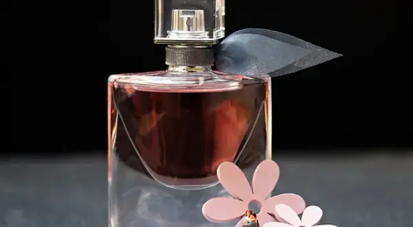 Co dłużej pachnie: woda toaletowa czy perfumowana? Sprawdź różnice