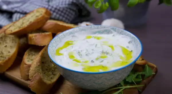 En krämig tzatziki, perfekt för att dippa rostat bröd. Zeinas recept på tzatziki är en favorit!