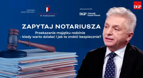 Młotek sędziowski na stercie dokumentów. Zapytaj notariusza o przekazanie majątku rodzinie – darowizna to ważna decyzja.