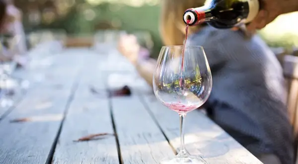 Czerwone wino nalewane do kieliszka. Czy to Carlo Rossi ile ma %?