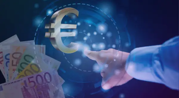 Dłoń wskazuje na symbol euro, obok leżą banknoty. Analiza kursu eur czk.
