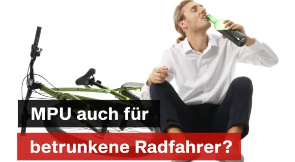 Mann trinkt Bier neben umgefallenem Fahrrad. MPU auch für betrunkene Radfahrer? Die Strafe droht!