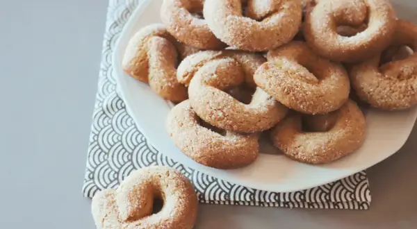 Ciambelle all'anice abruzzesi, dolcetti dorati cosparsi di zucchero, invitano a un assaggio di tradizione.