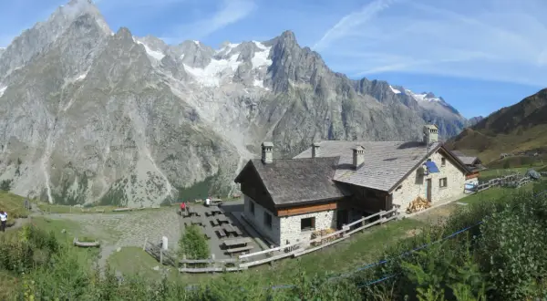 Rifugi in Piemonte facili da raggiungere, con tavoli all'aperto e vista mozzafiato sulle montagne.