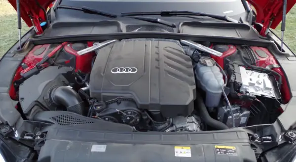 Silnik 2.0 TFSI w Audi A5, gotowy do pracy.