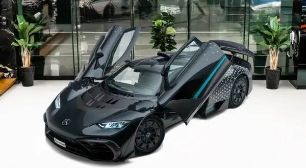 Szary Mercedes-AMG ONE z otwartymi drzwiami, prezentujący swoje futurystyczne linie i sportowy charakter.