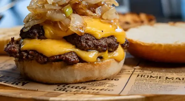 Smash burger co to? Podwójny burger z serem, karmelizowaną cebulką i soczystymi wołowymi kotletami na bułce.
