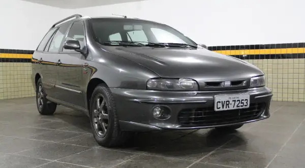 Ciemnoszary Fiat Marea Weekend z tablicą rejestracyjną CVR-7253 stoi w garażu.