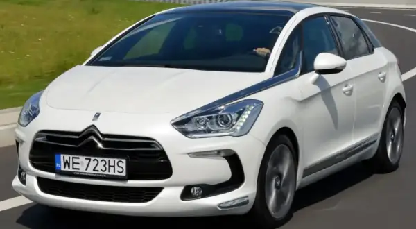 Biały Citroen DS5 na drodze. Wiele osób szuka **Citroen DS5 opinie** przed zakupem.