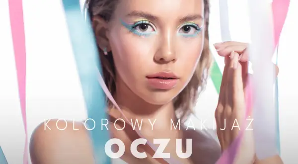 Kolorowy makijaż oka w pastelowych barwach, z błękitem, różem i zielenią. Delikatne serduszka pod oczami.