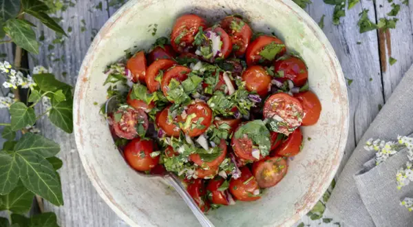 En skål med en fräsch tomatsallad, perfekt som tillbehör eller som ett enkelt tomat recept.
