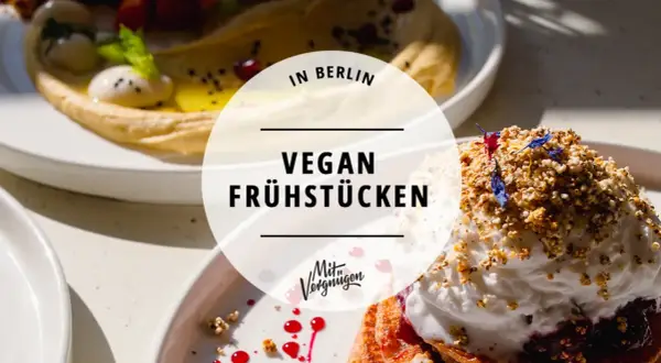Leckeres veganes Frühstück in Berlin: Hummus, Beeren und ein süßer Traum mit Nüssen und Blüten.