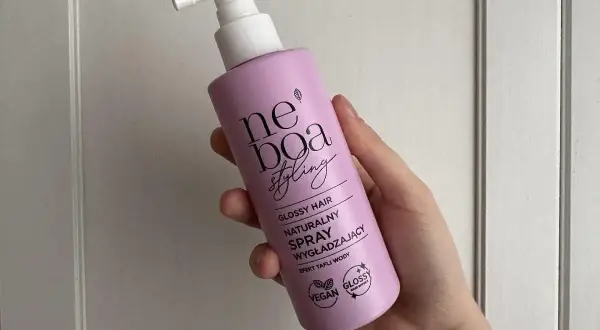 Glass hair z Rossmanna? Wybierz najlepszy spray wygładzający!