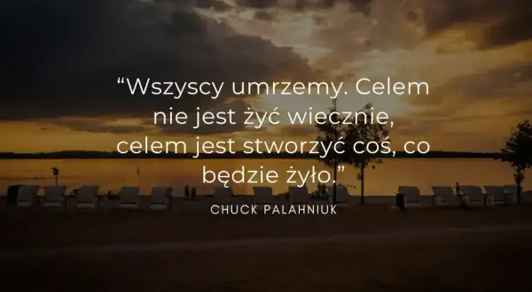 Zachód słońca nad jeziorem, z leżakami na plaży. Cytat Chucka Palahniuka, jeden z jego aforyzmów, przypomina o celu życia.