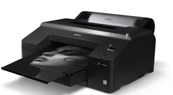 Czarna drukarka Epson tworzy wydruk wysokiej jakości fotograficznej z portretem kobiety.