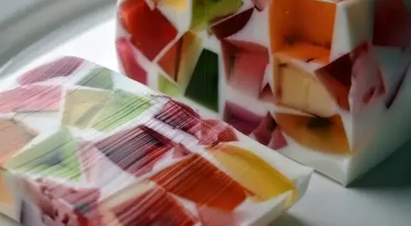 Przepis na ciasto galaretkowiec, który oczaruje Twoich gości smakiem i kolorami