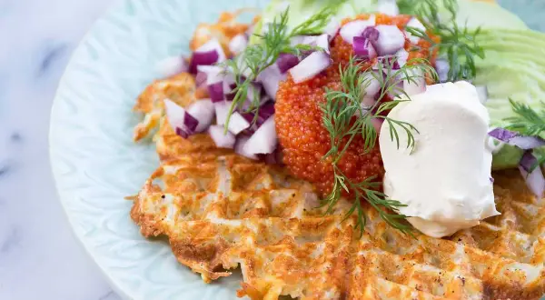 Matiga våfflor med rom, gräddfil, rödlök och dill. En härlig och mättande rätt.