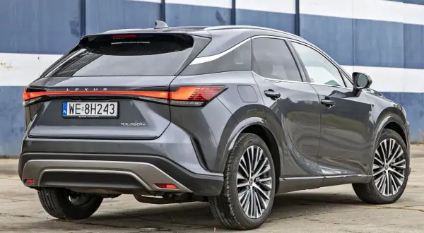 Szary Lexus RX 450h+ z tablicą WE 8H243. Poznaj jego imponujące lexus rx wymiary i styl.