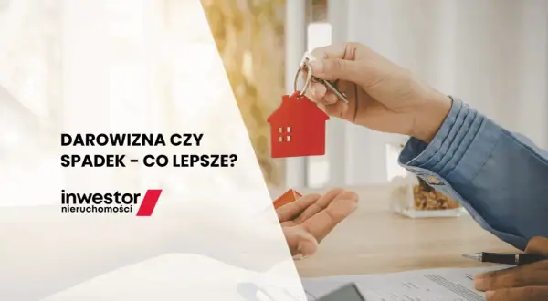 Dłoń przekazuje klucze do domu z czerwonym breloczkiem w kształcie domu. Temat: prawo spadkowe i darowizna.