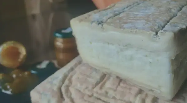 Formaggio Taleggio, con la sua crosta fiorita e la pasta morbida, racconta la sua origine bergamasca. Accanto, marmellata e confettura.