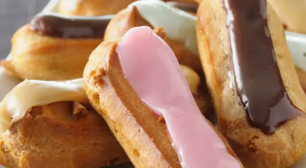 Leckere Éclair-Variationen, perfekt für Ihr nächstes Éclair-Rezept. Mit Schokolade, Erdbeere und Vanille-Glasur.