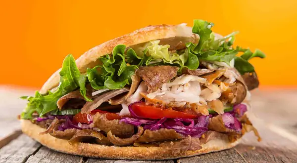Pyszny kebab w bułce z mięsem, warzywami i sałatą. Zastanawiasz się, ile kalorii ma kebab w bułce?