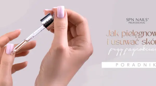 Delikatna dłoń z zadbanymi paznokciami, na które aplikowany jest olejek. Poradnik o pielęgnacji skórek, idealny do manicure biologicznego.