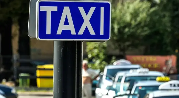 Jak znak taxi obowiązuje? Zrozumienie przepisów i konsekwencji
