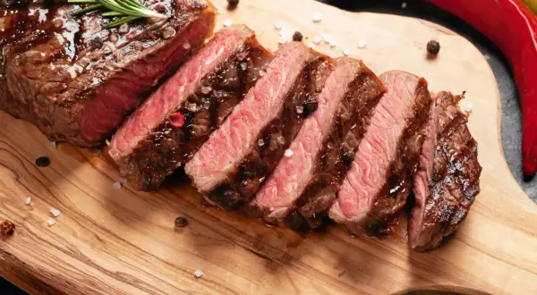 Saftig entrecote, perfekt stekt och skivad, med rosmarin och chili. Ett fantastiskt entrecote recept för alla köttälskare.