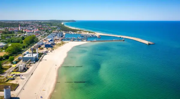 Władysławowo atrakcje: port, plaża i turkusowe morze. Widok z lotu ptaka na nadmorski kurort.