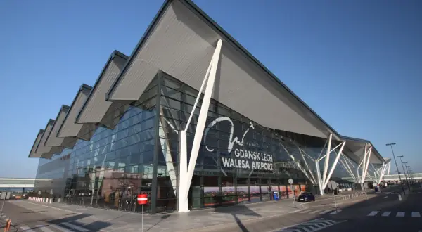 Nowoczesny terminal lotniska im. Lecha Wałęsy w Gdańsku. Kiedy powstało lotnisko w Gdańsku? Nowy obiekt otwarto w 2015 roku.