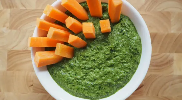 Pesto z natki marchewki podane z kawałkami marchewki. Idealna przekąska dla każdego.