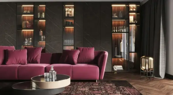 Elegancki salon z sofą w kolorze fuksji i dywanem w stylu art deco malarstwo. Podświetlane witryny pełne szkła i dekoracji.