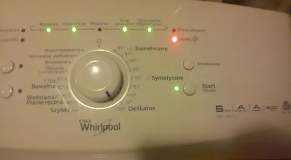 Panel sterowania pralki Whirlpool z oznaczeniami symboli programów: Bawełniane, Syntetyczne, Delikatne.