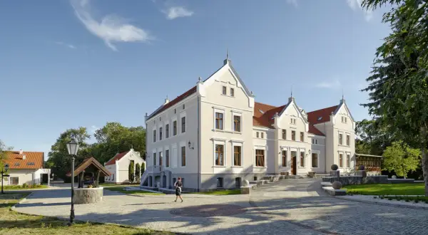 Pałac Mortęgi oferuje piękne widoki i spokój. Warto odwiedzić to miejsce, by podziwiać architekturę i odpocząć.