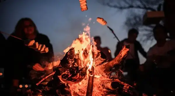 Co na ognisko oprócz kiełbasy? Odkryj pyszne alternatywy!