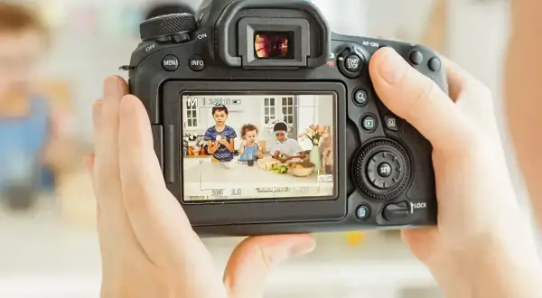 Dzieci w kuchni uchwycone na ekranie aparatu fotograficznego. Jaki aparat fotograficzny to świetne narzędzie do rodzinnych wspomnień.